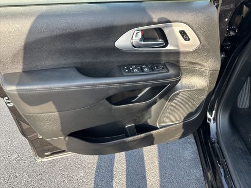 Used 2025 Chrysler Pacifica Limited FWD image 24