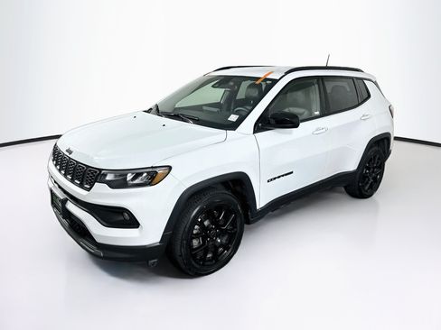 Used 2026 Jeep Compass Latitude AWD/4WD image 3