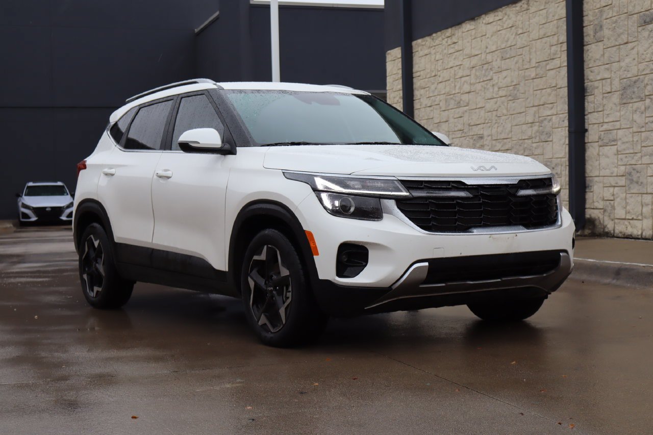 Used 2025 Kia Seltos EX FWD image 2