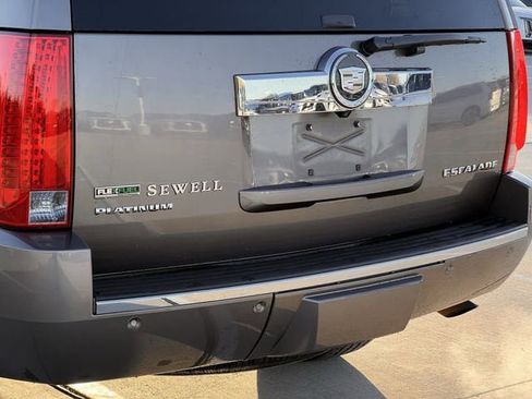 Used 2011 Cadillac Escalade Platinum image 6