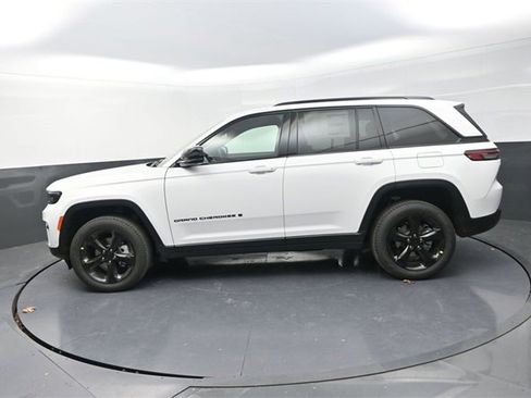 New 2025 Jeep Grand Cherokee Limited image 4