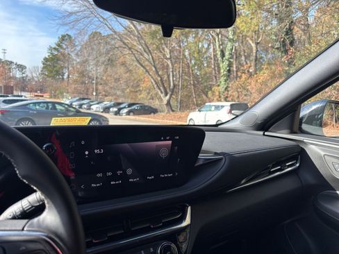 Used 2025 Buick Envista Sport Touring image 35