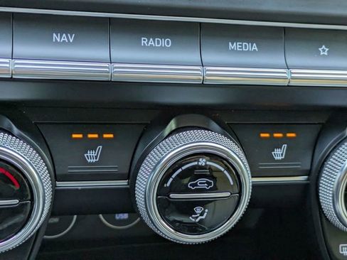 Used 2023 Genesis G70 2.0T image 23