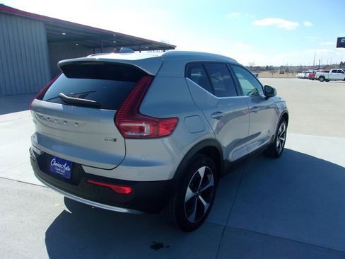 Used 2024 Volvo XC40 B5 Plus image 3