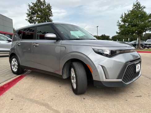 Used 2025 Kia Soul LX w/ LX Technology Package FWD image 4