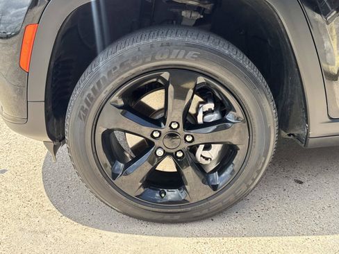 Used 2023 Jeep Grand Cherokee L Laredo RWD image 4