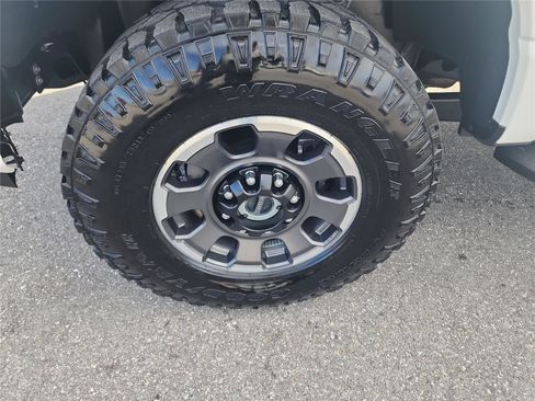 Used 2024 Ford F250 Lariat w/ Tremor Off-Road Package image 9