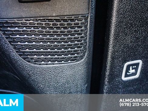 Used 2025 Chrysler Pacifica Limited image 36