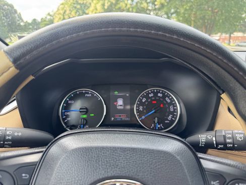 Used 2022 Toyota RAV4 XLE image 19