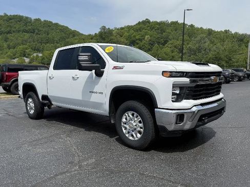 Used 2024 Chevrolet Silverado 2500 LT AWD/4WD image 4