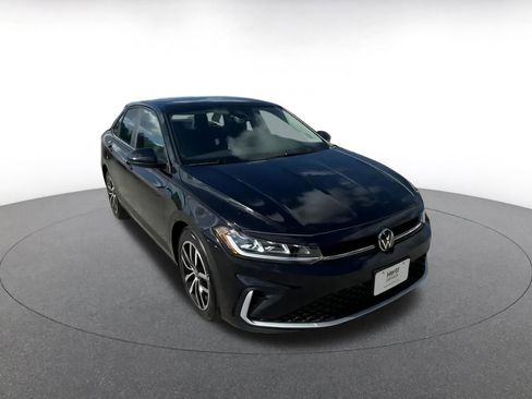 Used 2025 Volkswagen Jetta SE image 3