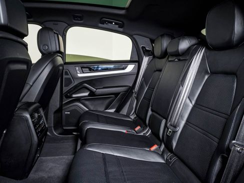 Used 2025 Porsche Cayenne Coupe image 17