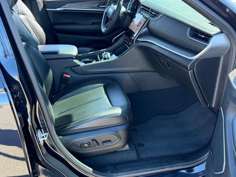 Certified 2024 Jeep Grand Cherokee Limited w/ Black Appearance Package image 23