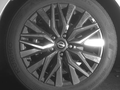 Used 2025 Nissan Altima 2.5 SV FWD image 12