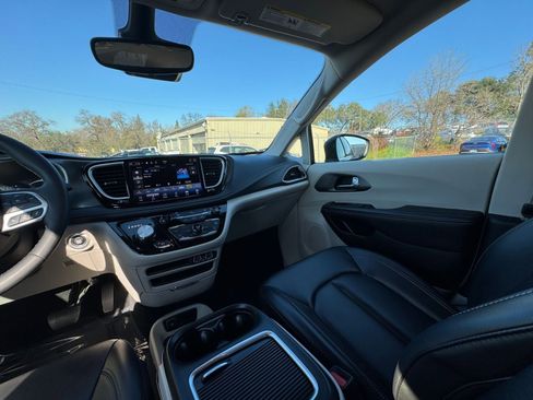 Used 2023 Chrysler Pacifica Touring-L image 37