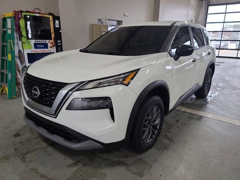 Used 2023 Nissan Rogue S image 2