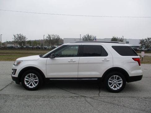 Used 2017 Ford Explorer XLT w/ Equipment Group 202A image 4
