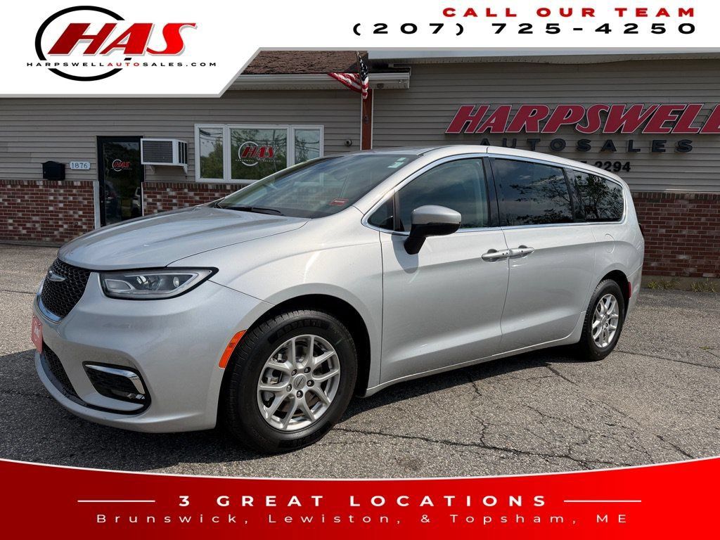 Used 2023 Chrysler Pacifica Touring-L FWD image 2