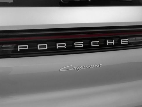 Used 2025 Porsche Cayenne image 17