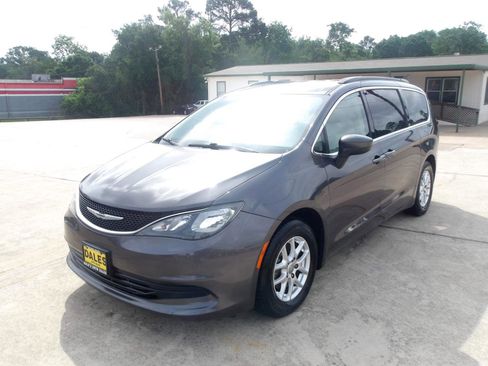Used 2020 Chrysler Voyager Lxi image 2