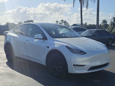 Used 2022 Tesla Model Y Long Range image 18