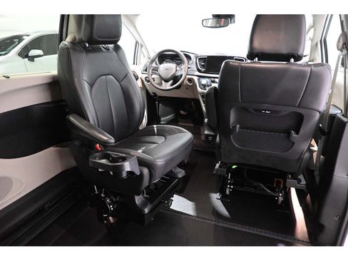 Used 2024 Chrysler Pacifica Touring-L FWD image 21