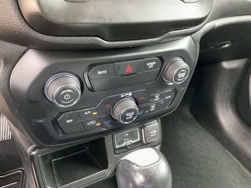Used 2018 Jeep Renegade Limited FWD image 23