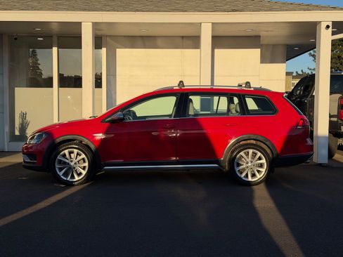 Used 2017 Volkswagen Golf Alltrack S image 3