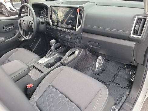 Used 2025 Nissan Frontier SV image 22