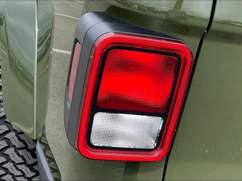 Used 2023 Jeep Gladiator Sport image 27