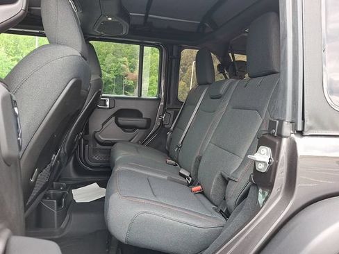Used 2025 Jeep Wrangler Unlimited Rubicon w/ Convenience Group AWD/4WD image 10