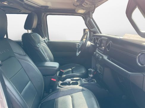 Used 2018 Jeep Wrangler Unlimited Sahara AWD/4WD image 15