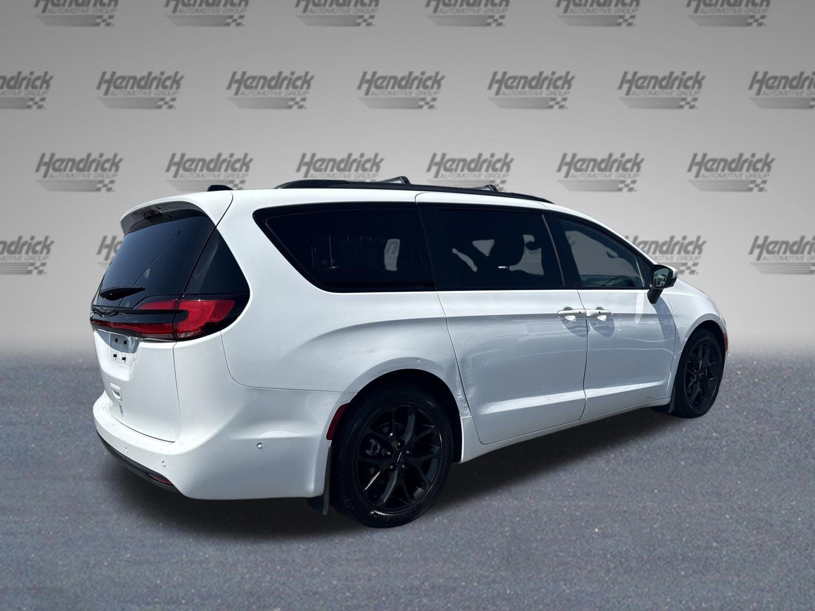 Used 2023 Chrysler Pacifica Touring-L w/ S Appearance Package FWD image 9