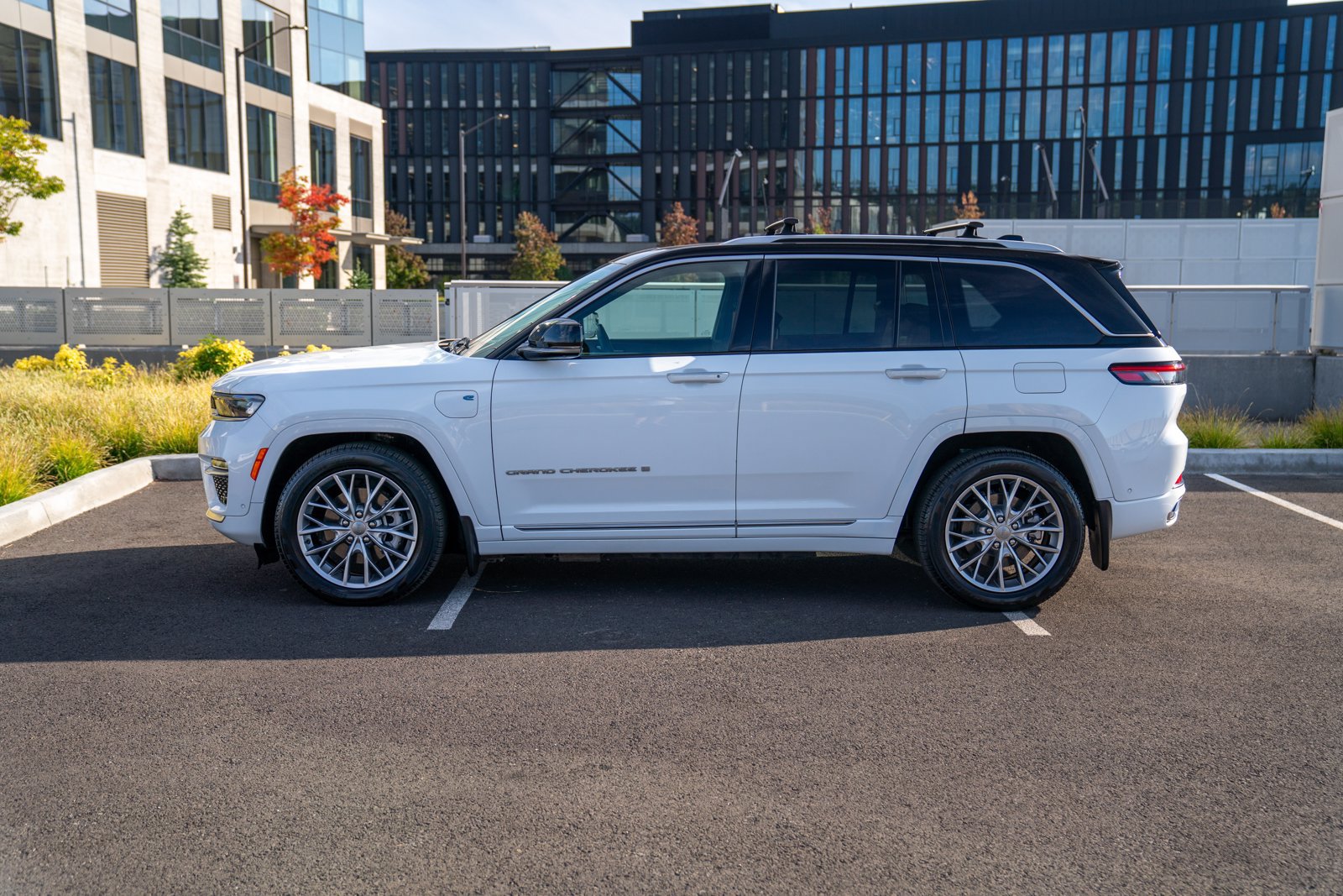 Used 2022 Jeep Grand Cherokee Summit w/ Advanced Protech Group IV AWD/4WD image 2