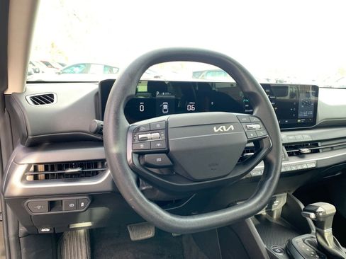 Used 2025 Kia K4 LXS image 33