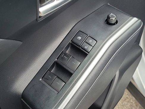 Used 2021 Toyota Highlander XLE FWD image 19