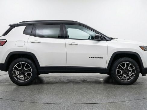 Used 2025 Jeep Compass Trailhawk image 11