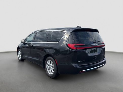 Used 2023 Chrysler Pacifica Touring-L FWD image 4