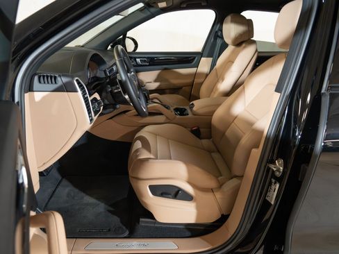 Certified 2022 Porsche Cayenne AWD/4WD image 16