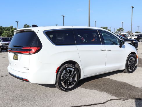 New 2027 Chrysler Pacifica Limited AWD/4WD image 5