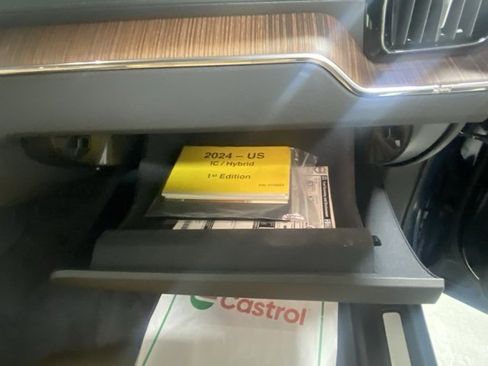 Certified 2024 Volvo XC60 T8 Ultimate w/ Climate Package image 30