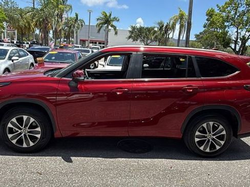 Used 2023 Toyota Highlander XLE FWD image 4