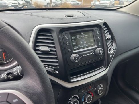 Used 2018 Jeep Cherokee Latitude image 23