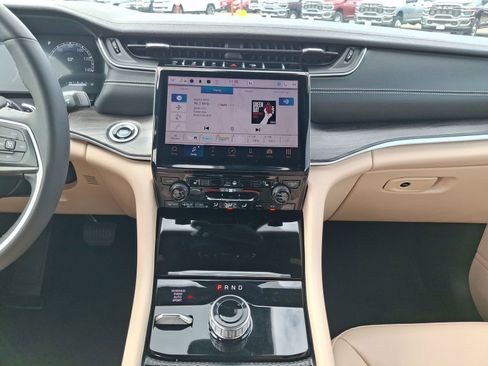 Certified 2024 Jeep Grand Cherokee Limited image 13