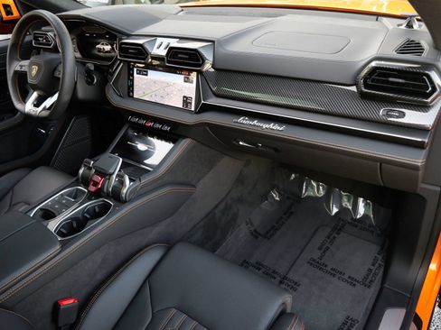 Used 2025 Lamborghini Urus SE AWD/4WD image 21
