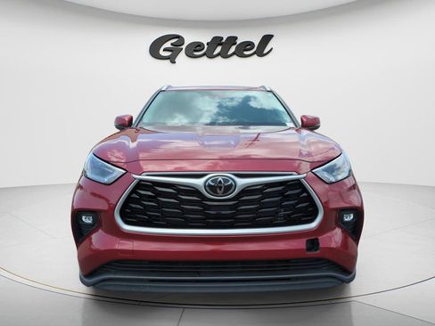 Used 2023 Toyota Highlander XLE FWD image 2