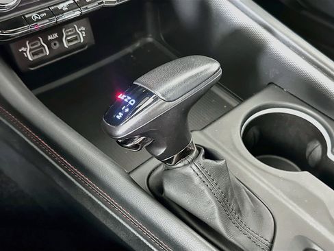Used 2024 Dodge Durango GT RWD image 25
