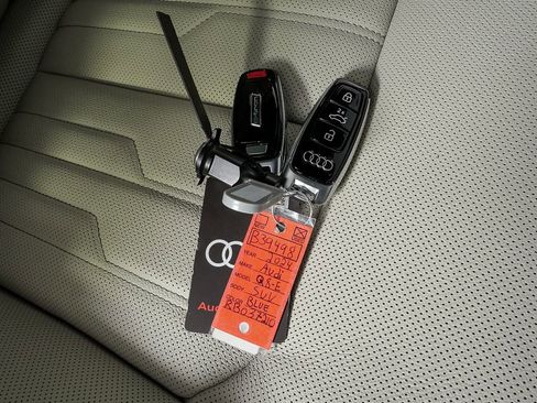 Certified 2024 Audi Q8 e-tron Prestige image 27