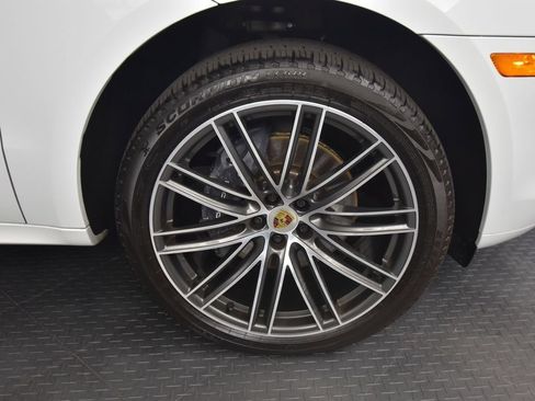 Certified 2025 Porsche Macan AWD/4WD image 16