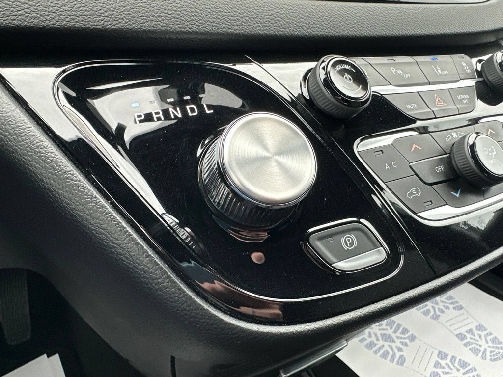 Used 2025 Chrysler Pacifica Select FWD image 21